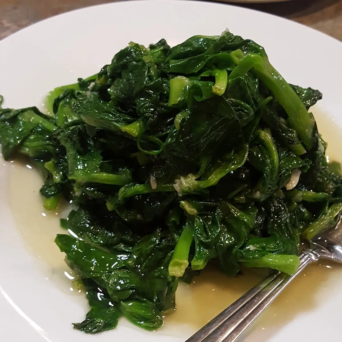 Stir Fried Fresh Pea Tips with Garlic Sauce 蒜炒豆苗